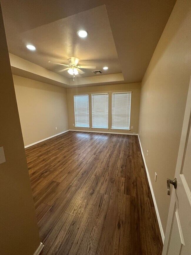 Building Photo - 2504 Thomas Dr