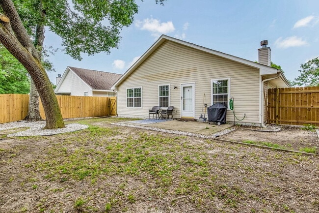 Building Photo - Welcome to this radiant and exquisite home, perfectly situated in a central location!