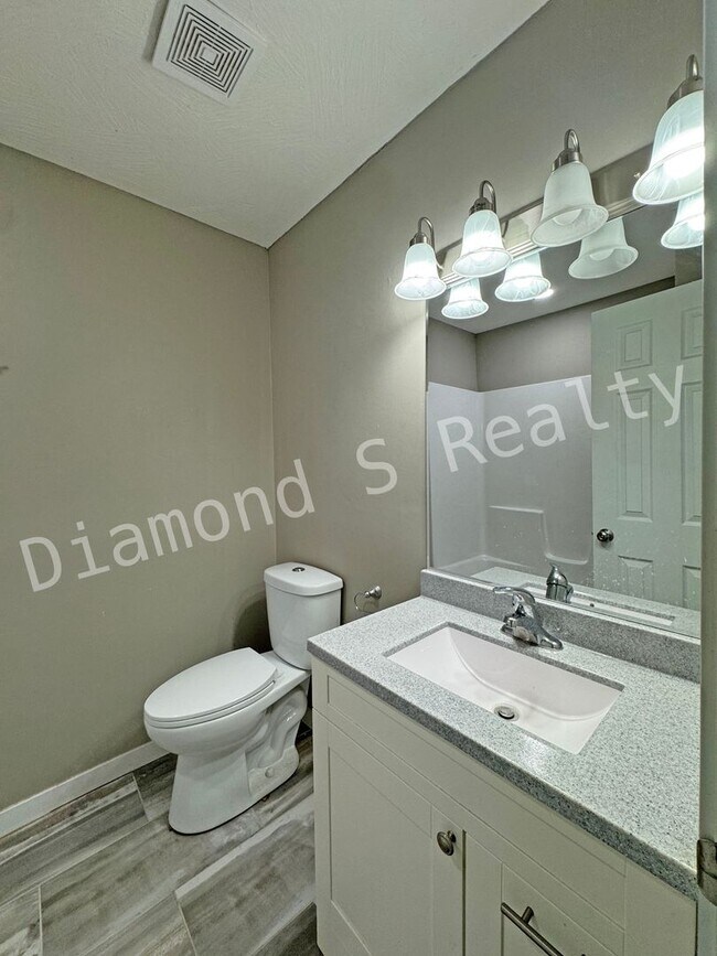 Building Photo - Updated and Located near Mercy Hospital!  4 bedrooms!