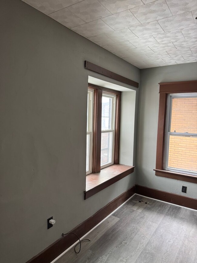 Building Photo - 2 bedroom 1 bath second floor unit