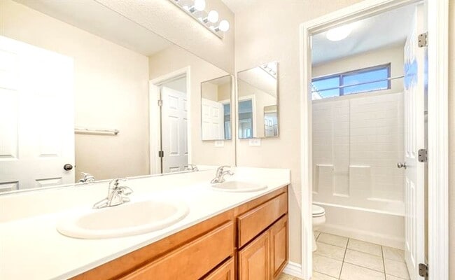 Building Photo - 5565 Golden Palms Ct