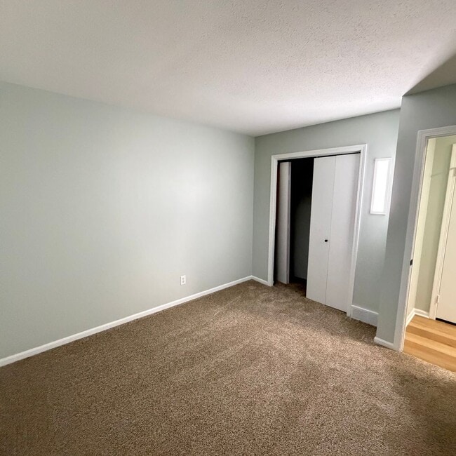 Building Photo - Remodeled Two bedroom duplex in Kellogsville School District!