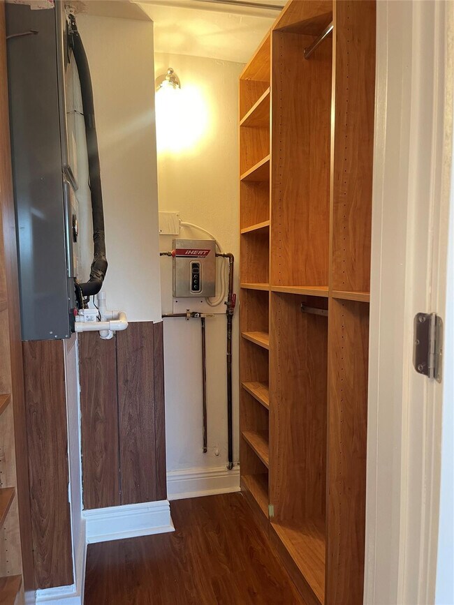 Building Photo - 2901 NE 51st St