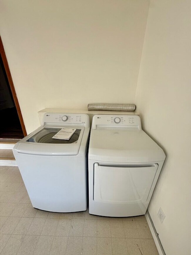 Building Photo - Newly Renovated 2-Bedroom Home – Pet Friendly!
