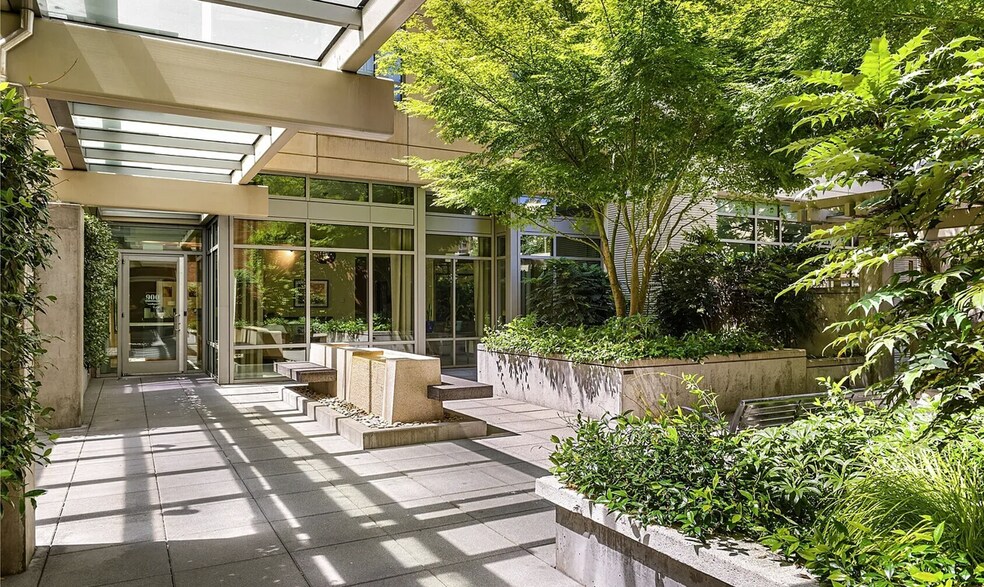 Building Photo - 900 Lenora St