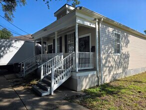 Building Photo - 2511 Banks St