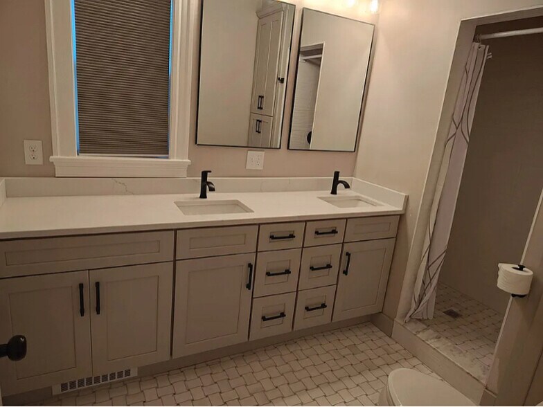 Building Photo - 1388 Central St