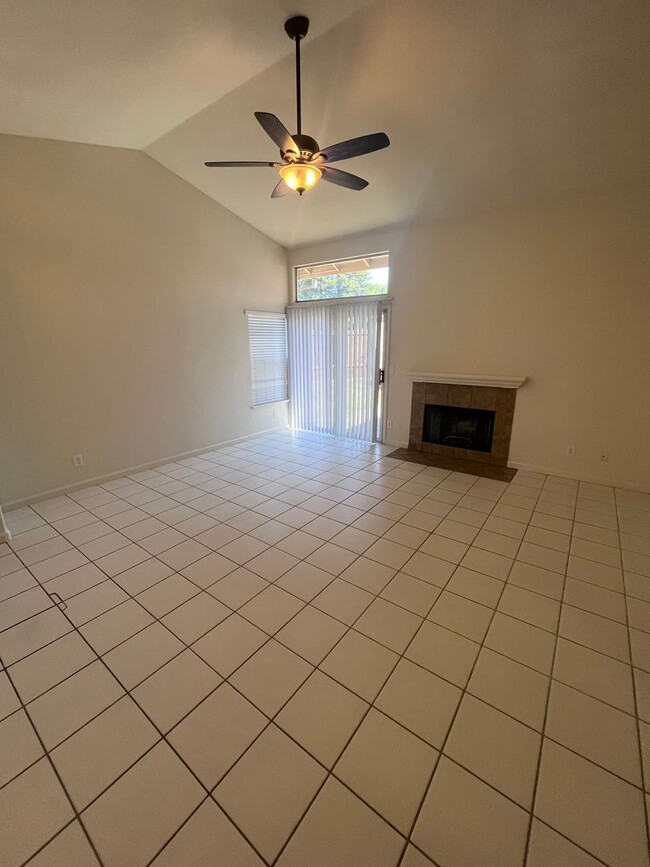Building Photo - ADORABLE 3 BEDROOM HOUSE WITH POOL!