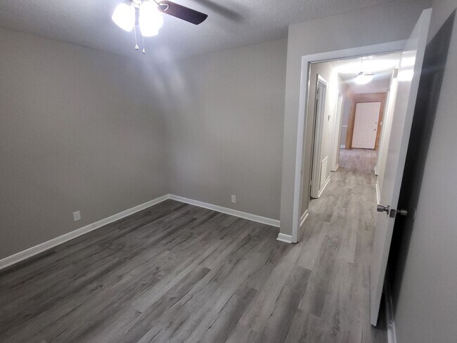 Building Photo - Nice and cozy 3 bedroom 1 bath just renovated