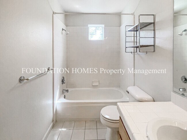 Building Photo - Great Layout, Newer Hamilton Condo - A/C - FOUNDATION -