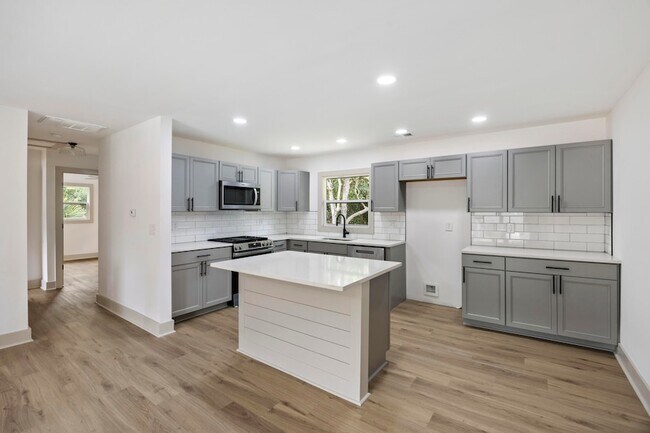 Building Photo - 1411 Westway Dr