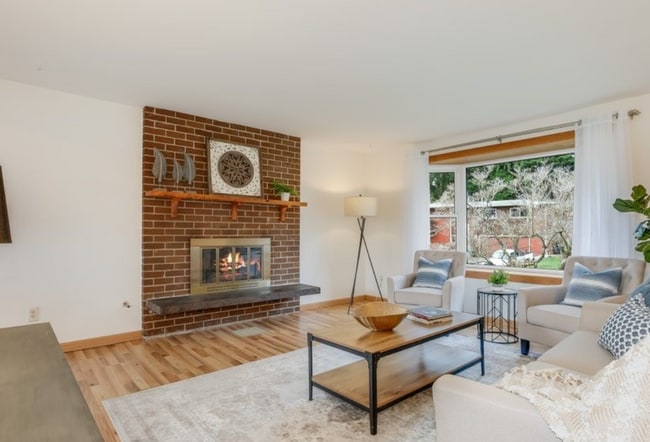 Building Photo - Beautifully Updated 4BR Split-Level Home i...