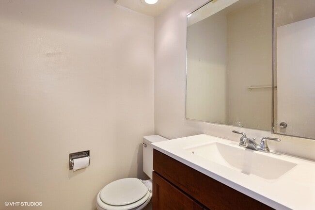 Building Photo - 1048 W Dickens Ave