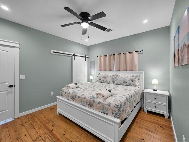 Building Photo - 1032 Sunset Cir