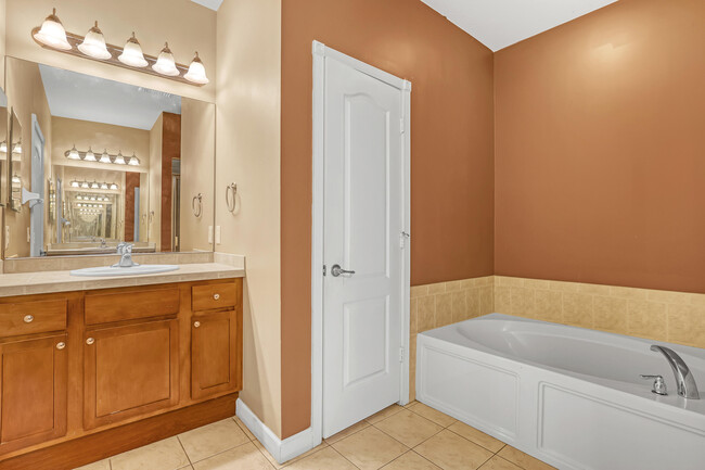 Building Photo - 2548 Creekside Dr