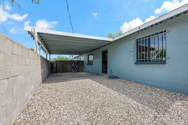 Building Photo - Charming remodeled home near UA