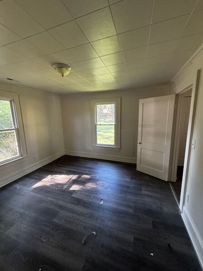 Building Photo - Single Family 2 Bed / 1 Bath (Deep Cleaning July 10, 2026)
