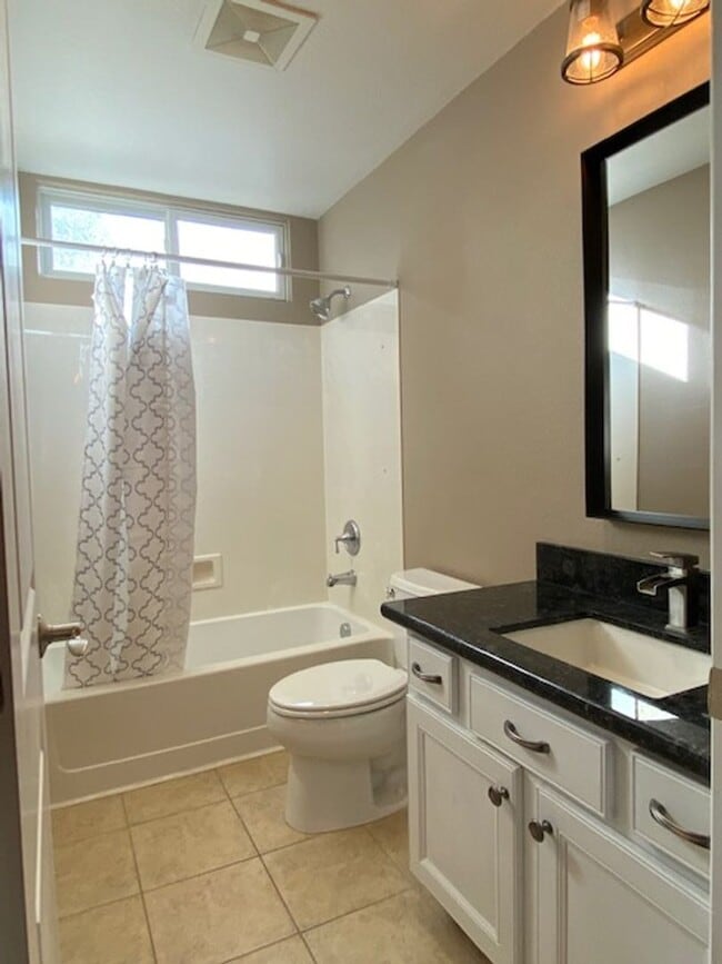 Building Photo - Lincoln Crossing 6 bedroom home with new carpet!