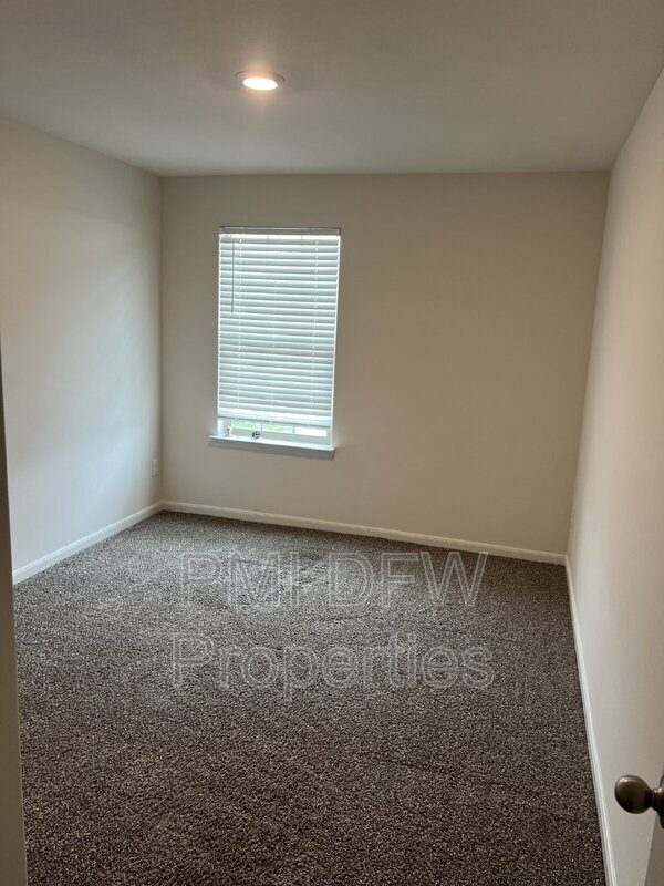 Building Photo - 640 Aqueduct Dr