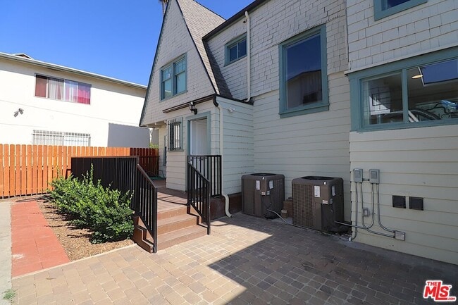 Building Photo - 2739 S Budlong Ave