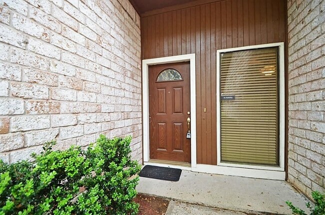 Building Photo - 3130 Frontier Dr