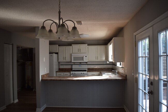 Building Photo - 272 Toweridge Dr SW