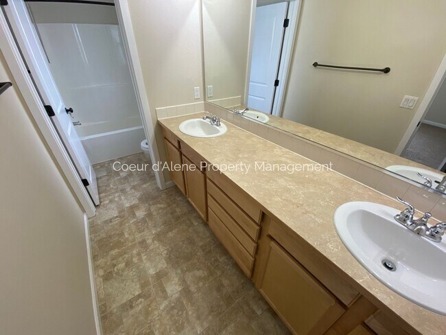 Building Photo - 3 bed, 2.5 bath house in The Landings