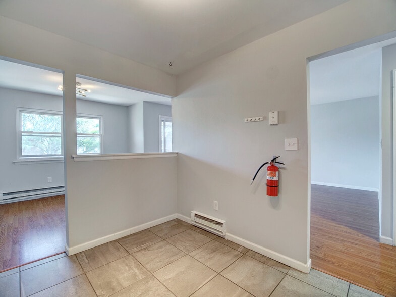 Building Photo - 807 Eves Dr