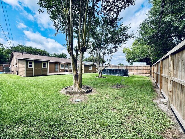 Building Photo - 2413 Kingsdale Dr