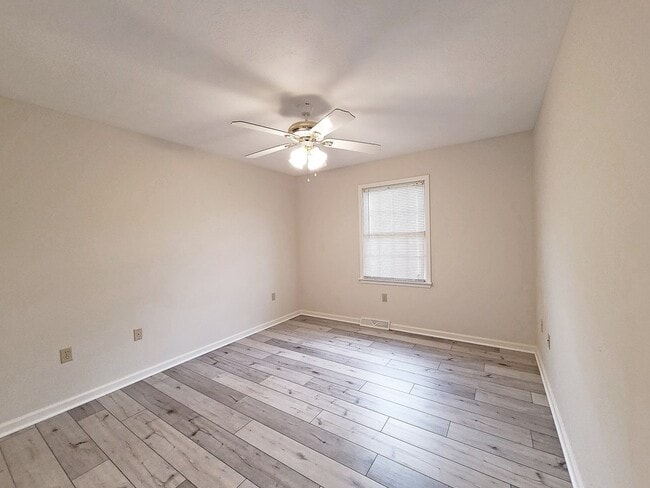 Building Photo - 330 Jones Ln