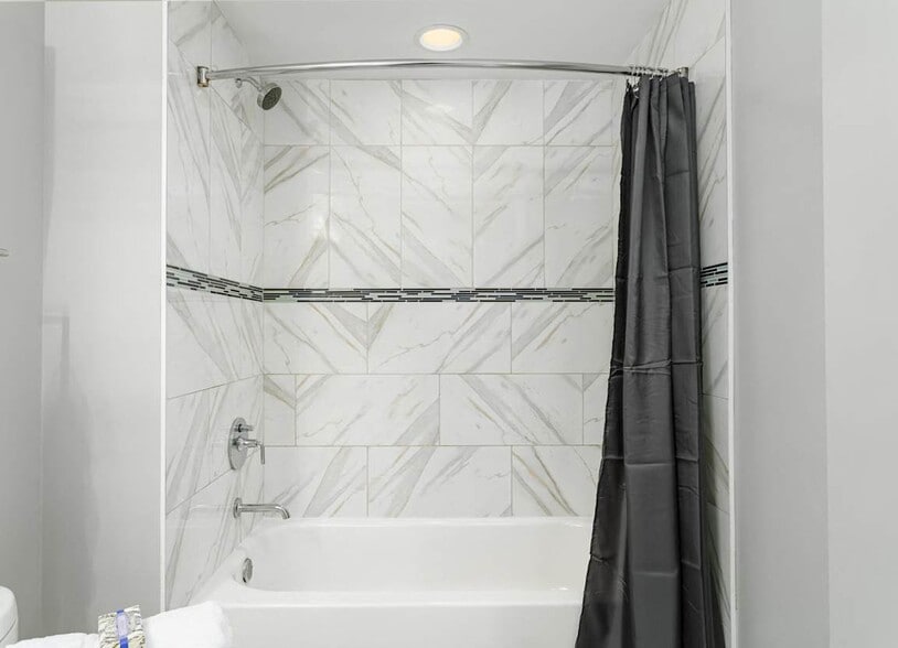 Building Photo - 5000 N Sheridan Rd