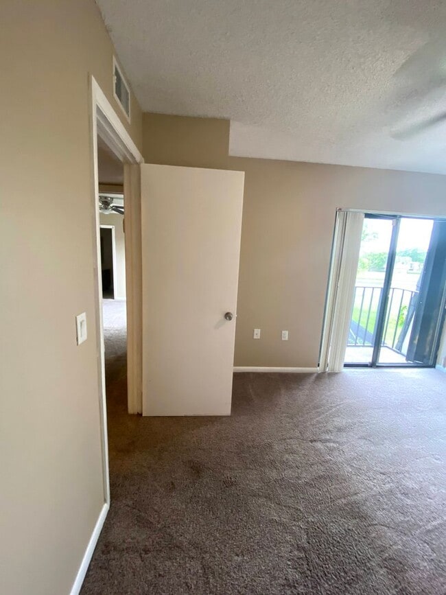Building Photo - Beautiful and well-maintained 2BR/2BA town...
