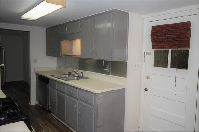 Building Photo - 2054 E Roxboro Rd NE