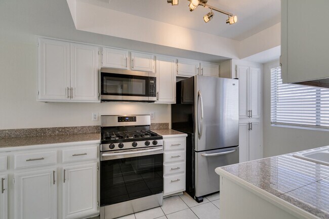 Building Photo - 2 Bedroom Townhome with 2 car attached garage in Henderson
