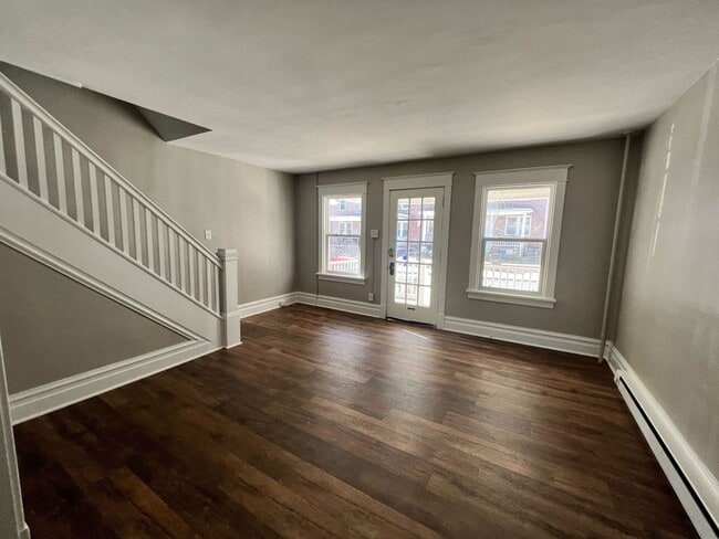 Building Photo - 2 Bedroom 1 bathroom Renovated town home!