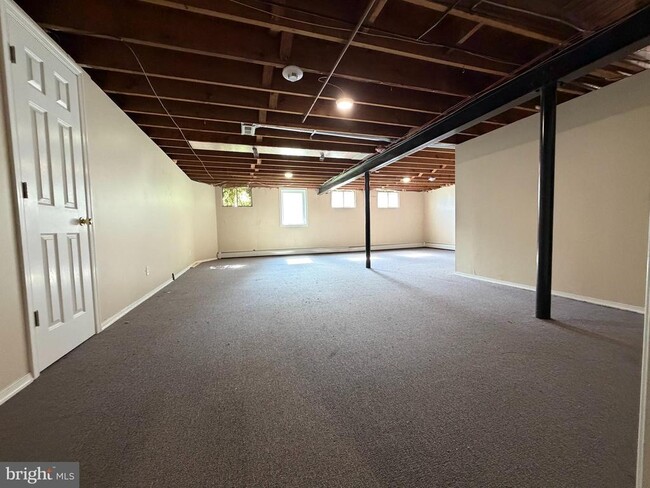Building Photo - 319 Meetinghouse Ln