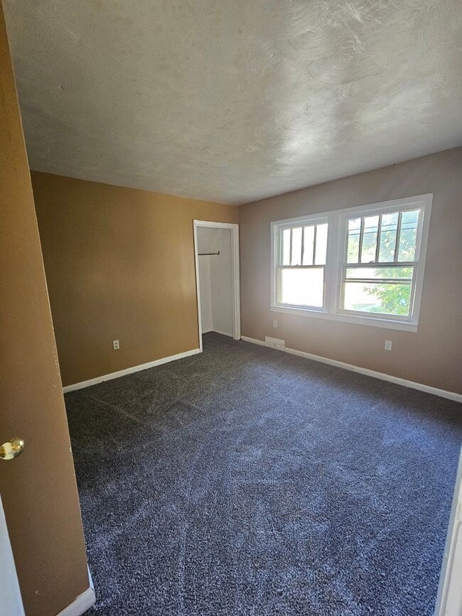 Building Photo - 3 bedroom home with fenced yard