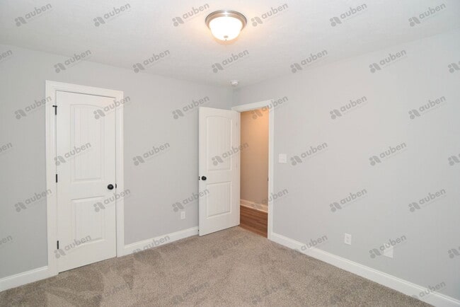 Building Photo - Like new 3 bed/3 bath single-family home f...
