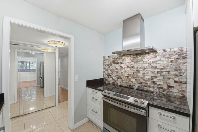 Building Photo - Hidden Gem at Saratoga Creekside – End Unit with Yard