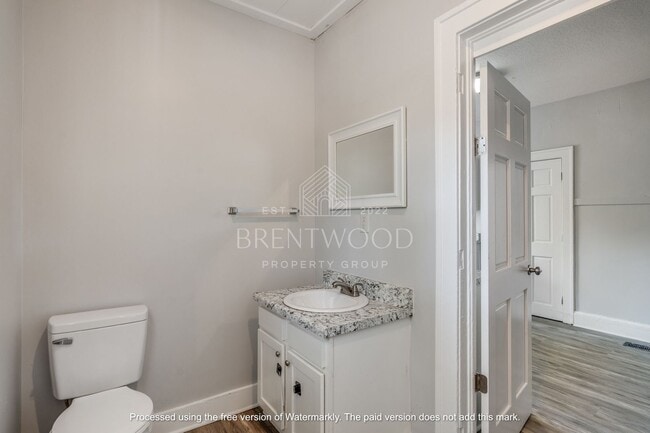 Building Photo - Spacious 4 Bed 1.5 Bath Updated Home