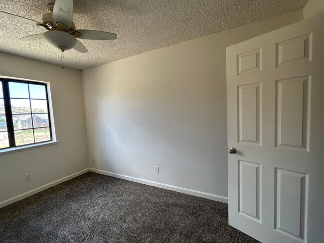Building Photo - RENNOVATED 4 BED HOME