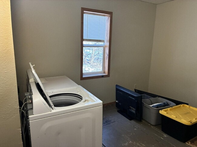 Building Photo - 2 bed 1 bath near UWEC area!