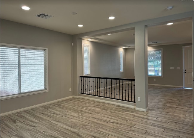 Building Photo - Large Stunning 5 Bedroom Home in the South...