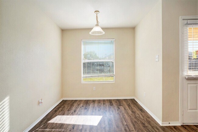 Building Photo - Welcome to this charming 3-bedroom, 2-bath...