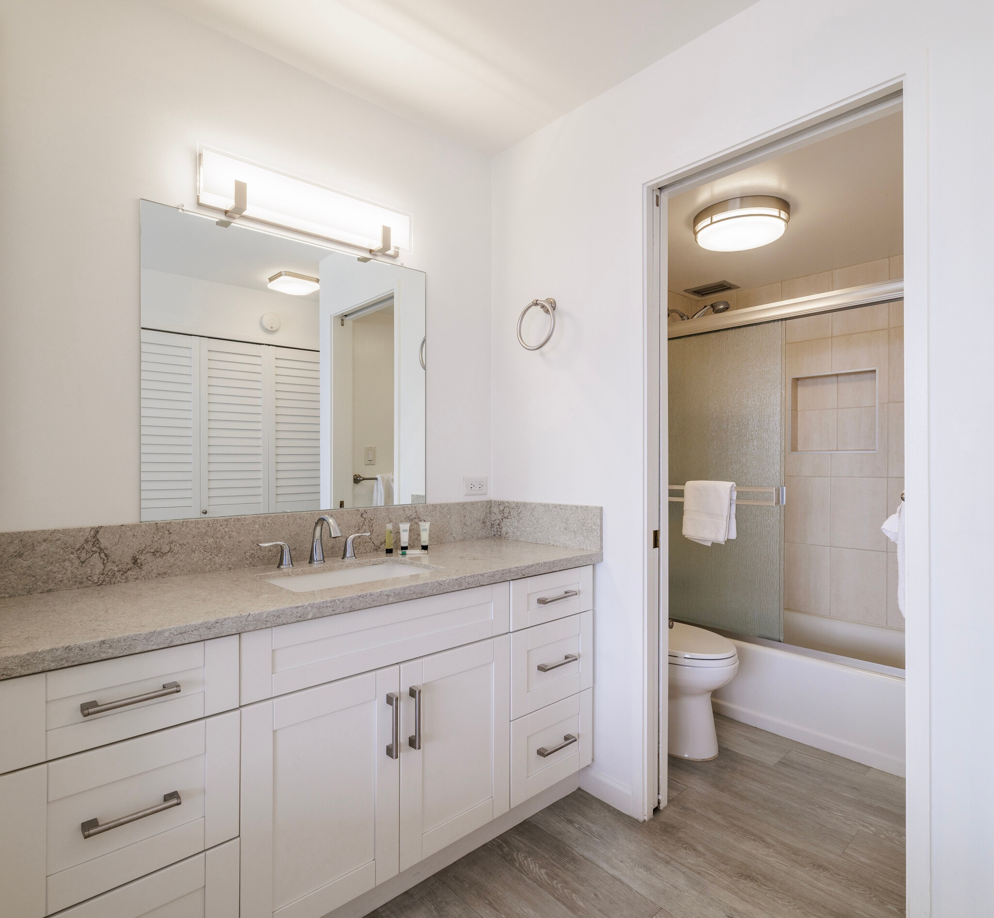Guest bathroom with tub/shower - 1910 Ala Moana Blvd