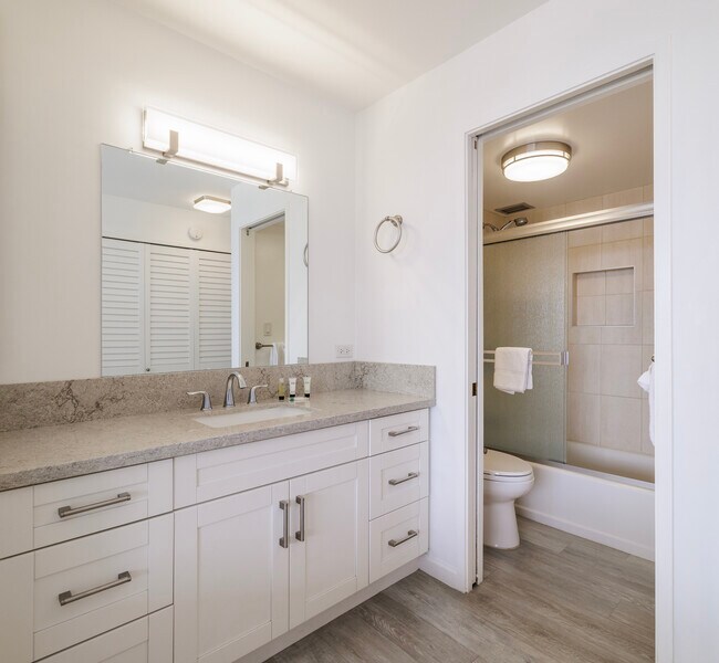 Guest bathroom with tub/shower - 1910 Ala Moana Blvd