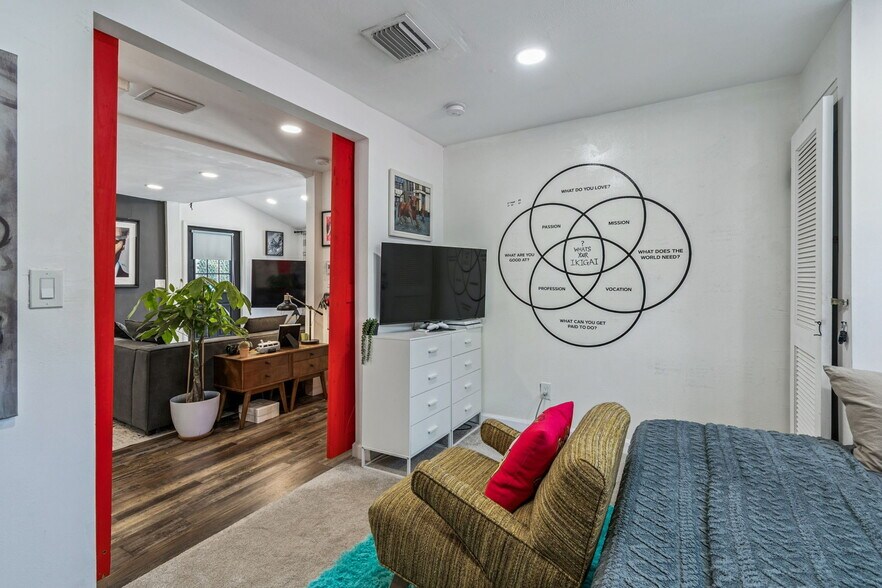 Building Photo - 1034 Queen St N