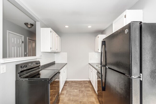 Building Photo - 3 Bed, 1 Bath Home with Deck & Fenced Backyard
