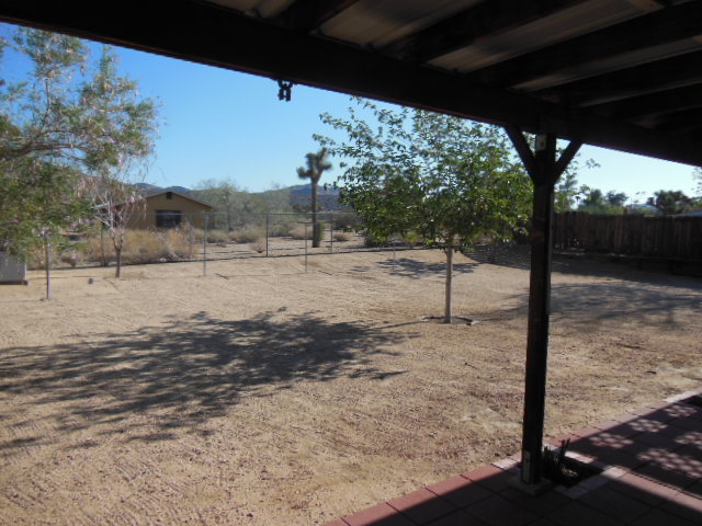 Building Photo - Quiet neighborhood and great views!