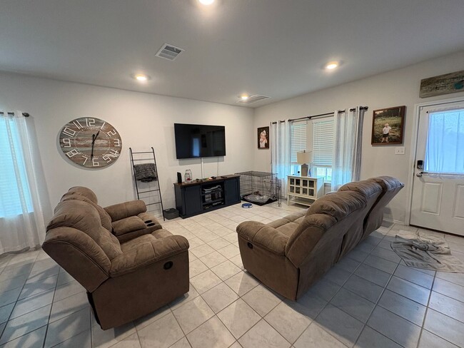 Building Photo - 4 bedroom 3 bath